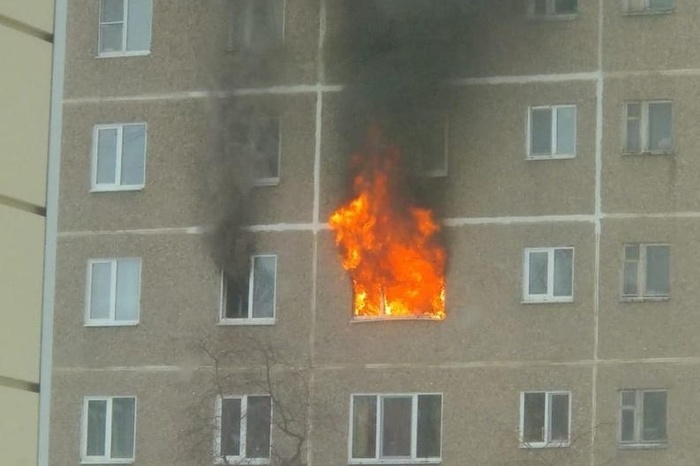 В Екатеринбурге в многоэтажном доме произошел пожар, есть пострадавшие
