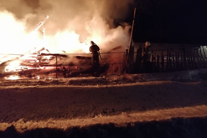 При пожаре в жилом доме в Свердловской области погиб ребенок