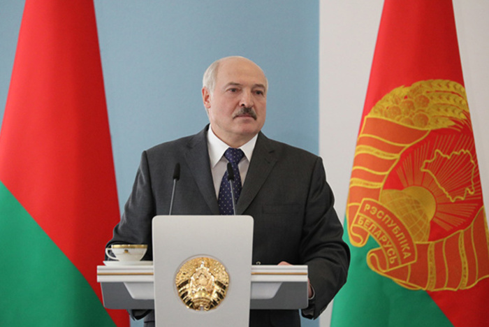 Лукашенко заявил, что перенес коронавирус «на ногах»