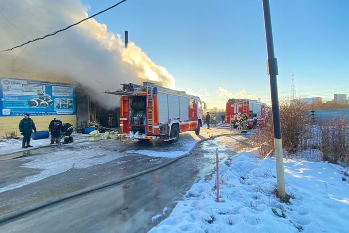 Под Екатеринбургом горели склады с утеплителем для труб