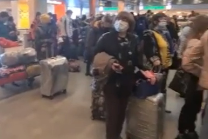 «Прямо сейчас»: в Кольцово выстроились огромные очереди