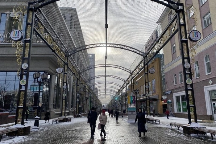 На улице в центре Екатеринбурга поснимали все фонари