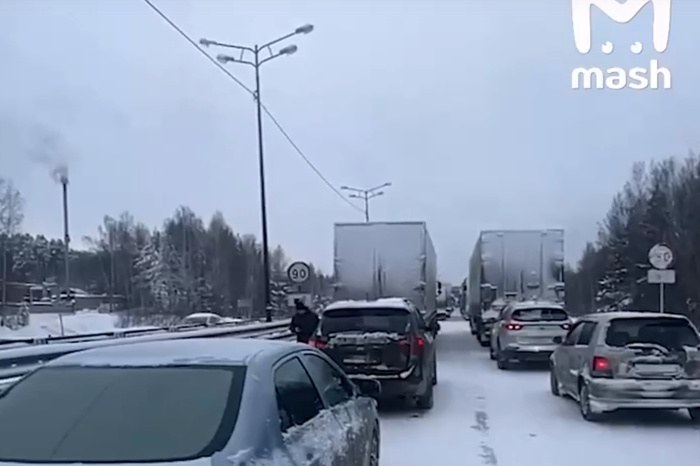 Водители на сутки застряли на трассе Екатеринбург-Пермь из-за снегопадов