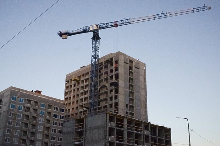 Екатеринбуржцы испугались обрушения здания из-за ремонта на первом этаже