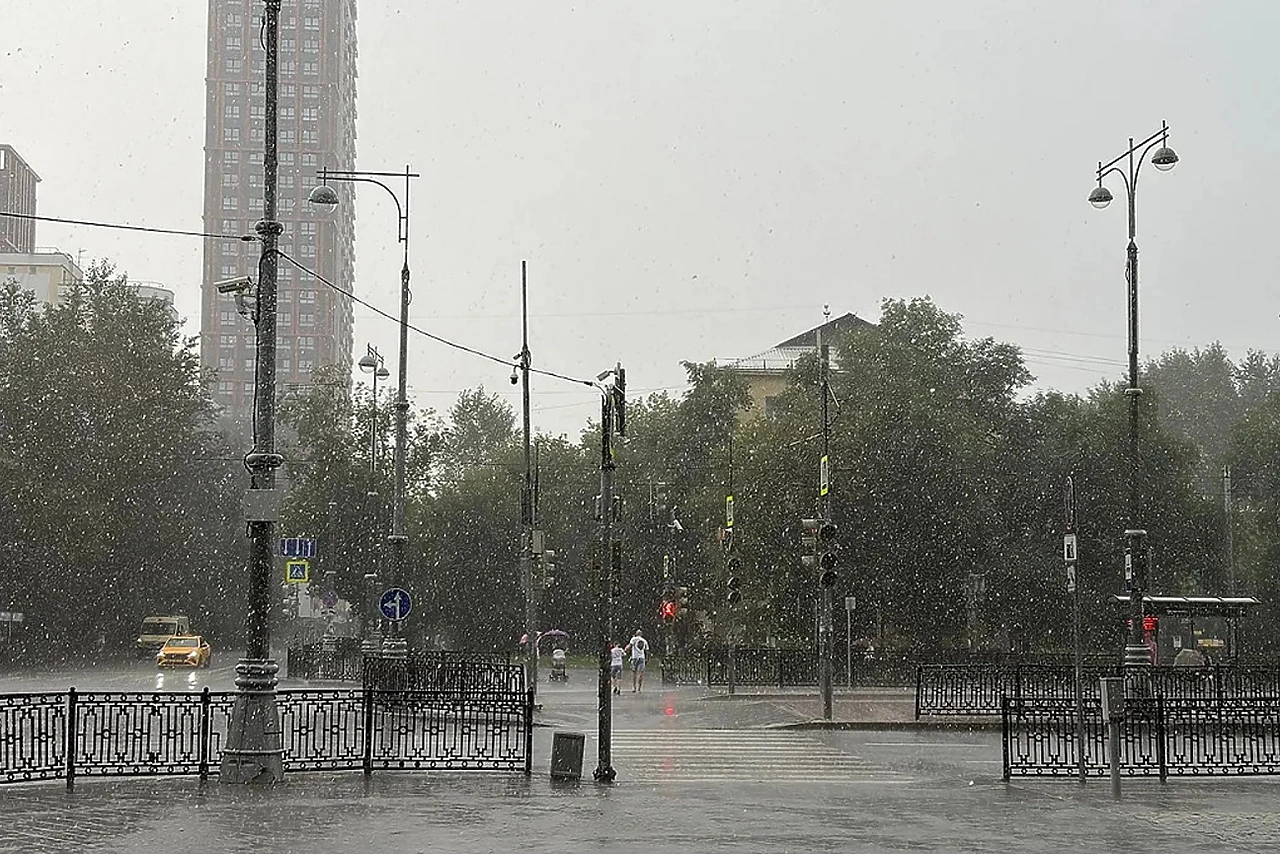 Екатеринбургские улицы затопило после проливного дождя