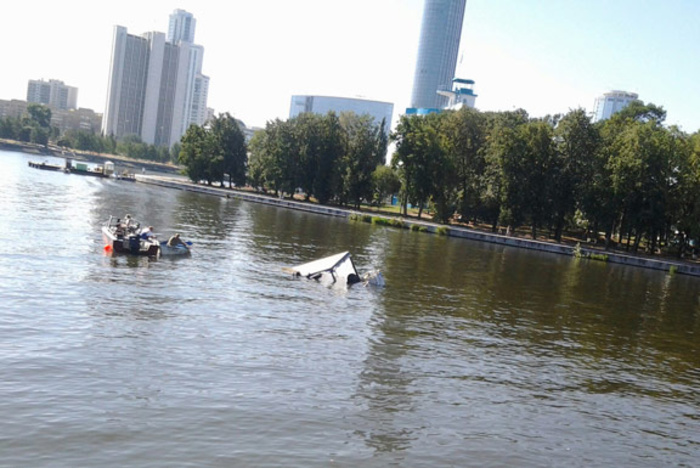 В центре Екатеринбурга утонула лодка