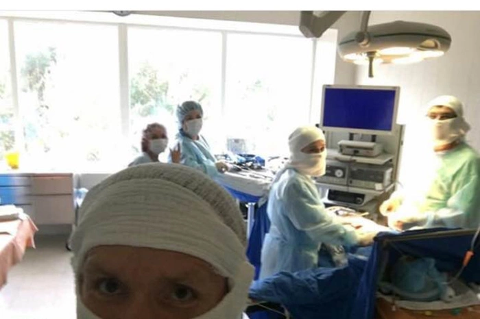 Сибирский проктолог делал селфи на фоне пациентов во время операции