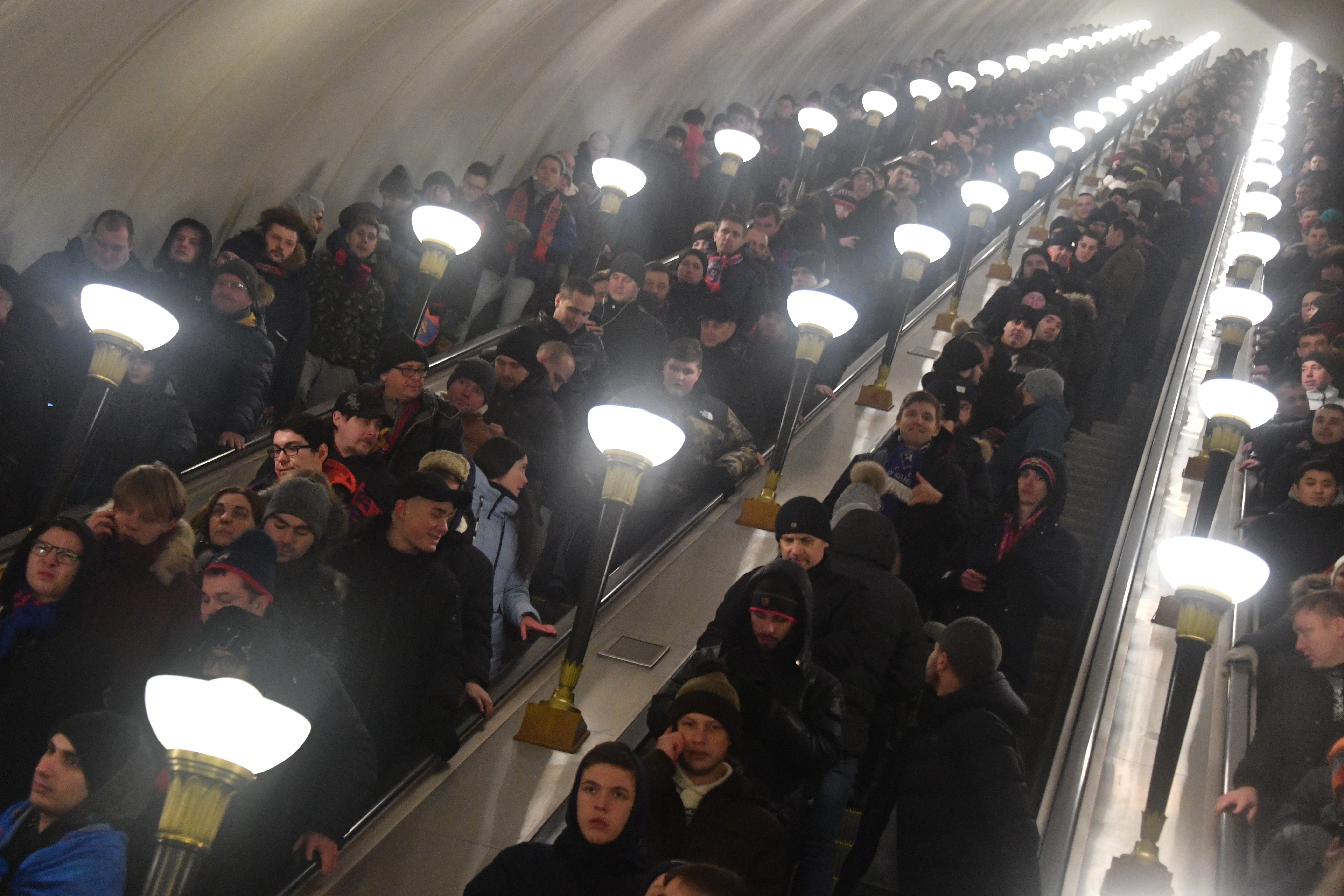Пассажиры 3 часа ждали эвакуации из застрявших в московском метро поездов