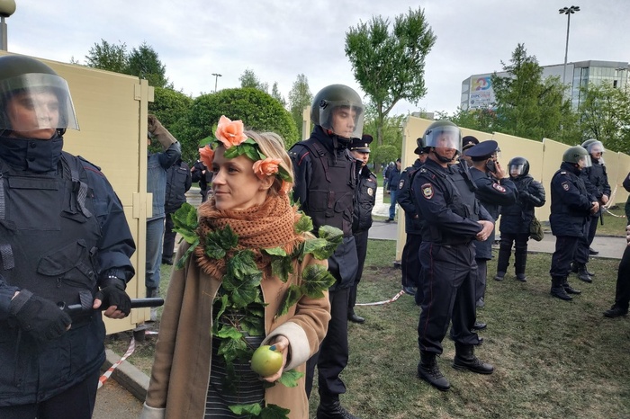«Девушка-природа» из сквера у Драмтеатра получила обязательные работы за акцию Навального
