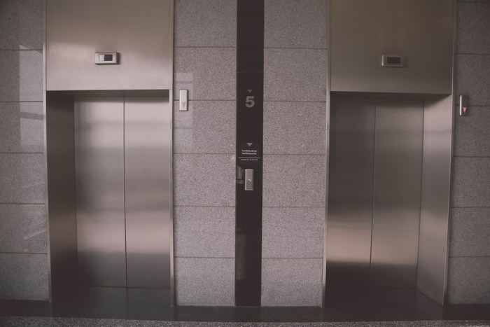 На Урале лифт рухнул с 81-летней женщиной в кабине