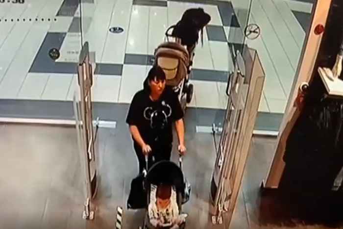 В Екатеринбурге две мамочки с колясками вынесли из магазина одежду на десятки тысяч рублей — видео