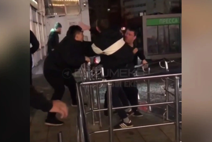 В Екатеринбурге мужчины устроили массовую драку из-за школьницы