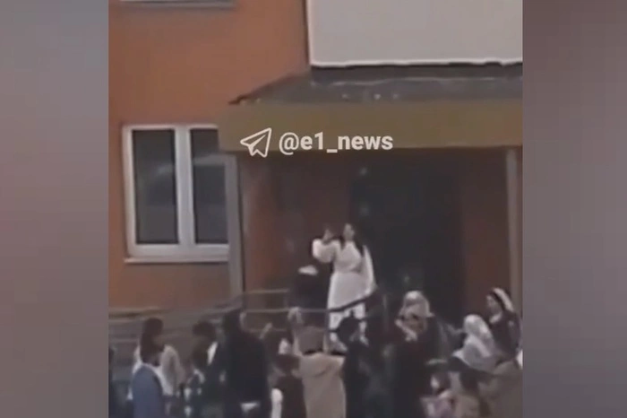 В Екатеринбурге свадебный кортеж южан перекрыл двор