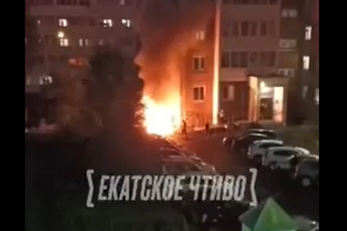 На Волгоградской возле жилого дома взорвался автомобиль