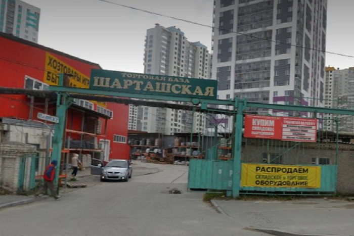 На ЖБИ сносят торговую базу
