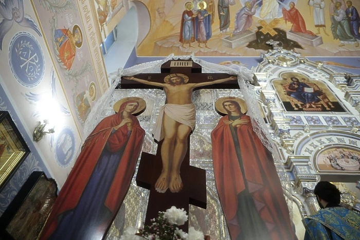 Екатеринбург вновь заклеймили из-за конкурсного плаката с крестом и плащаницей