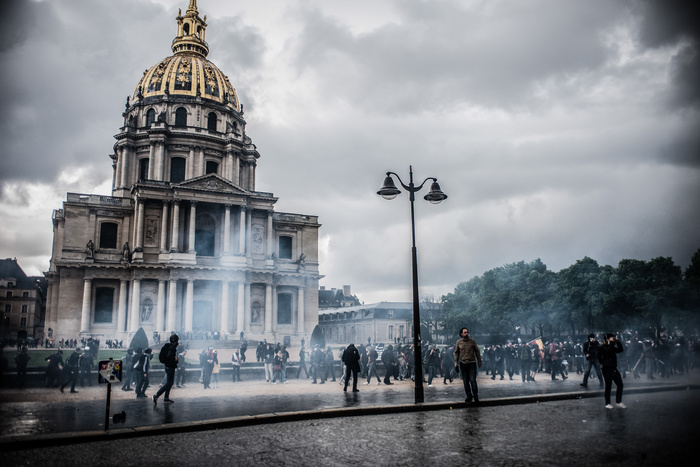 Парижскую полицию закидали дымовыми шашками