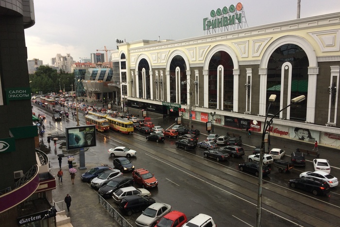 После дождя закрыли движение трамваев по 8 Марта