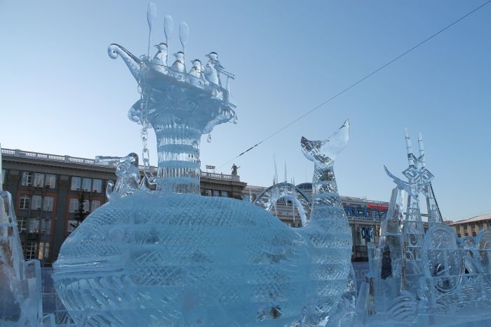 Афиша представлений в ледовом городке на площади 1905 года