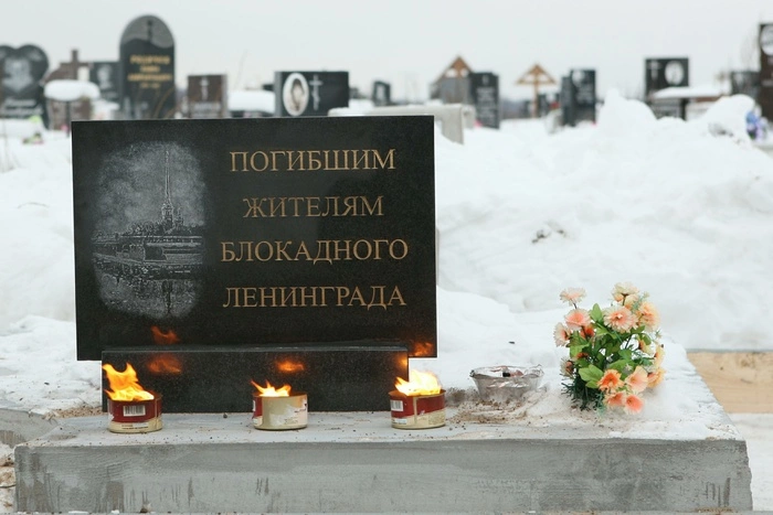 На площади Труда екатеринбуржцам в честь снятия блокады Ленинграда раздают хлеб