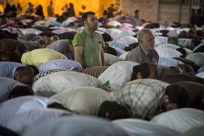 В Иране арестовали облизывавшего оградку святыни «борца с коронавирусом»