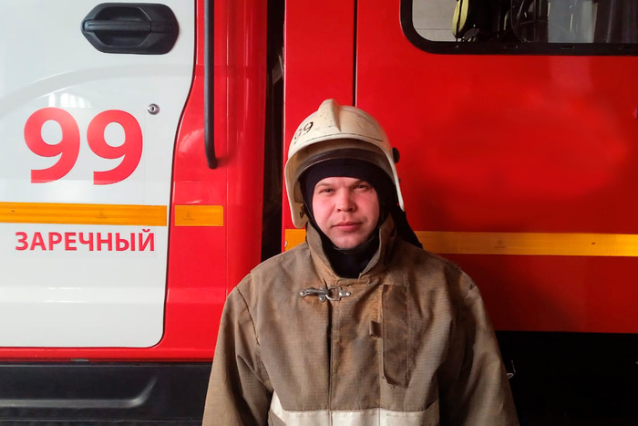 В Екатеринбурге пожарный спас людей из горевшего общежития в свой выходной