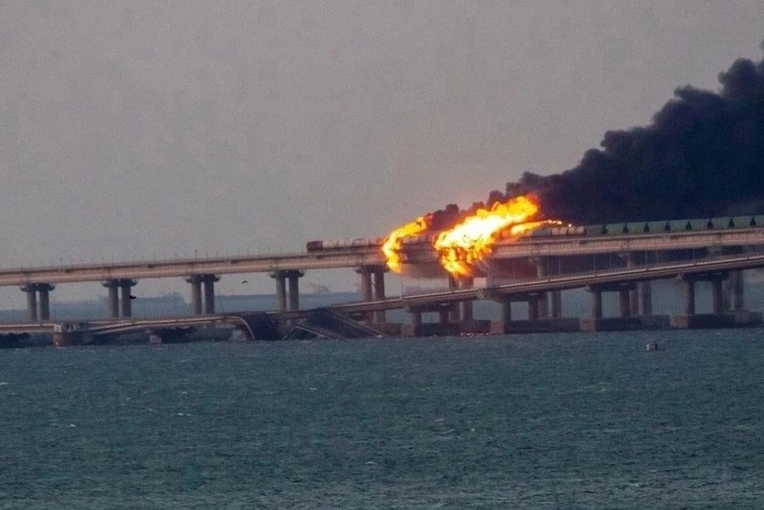 ЧП на Крымском мосту: загорелась цистерна с топливом, движение по мосту остановлено