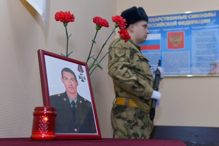 В колледже Екатеринбурга открыли мемориальную доску выпускнику, погибшему на СВО