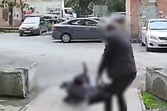 Появилось видео того, как молодая девушка выпала из окна в Екатеринбурге