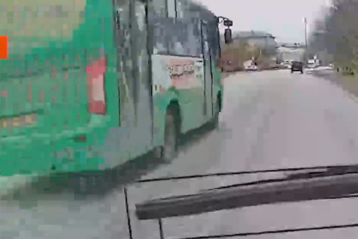 В Екатеринбурге водителя автобуса лишили премии за устроенную гонку за пассажиром