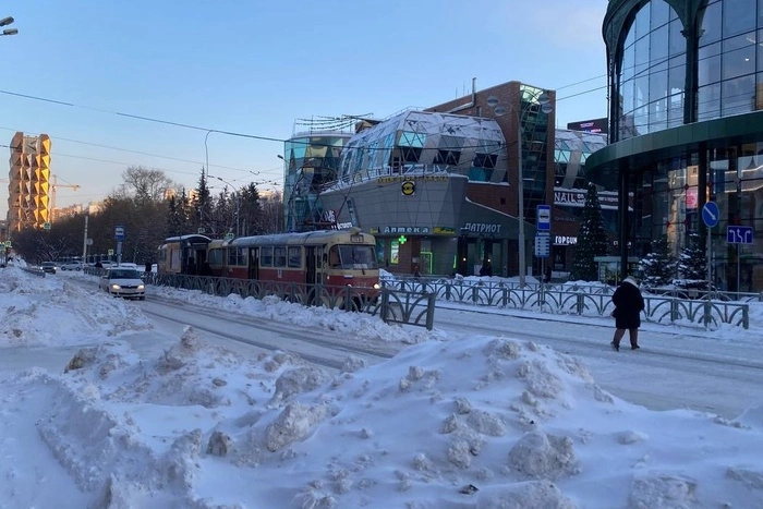 В мэрии объяснили, почему трамвай из Академического опаздывает и постоянно переполнен