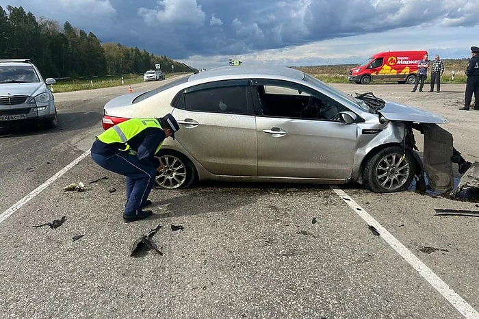 Три человека травмировались из-за невнимательности водителя под Каменском-Уральским (ФОТО)
