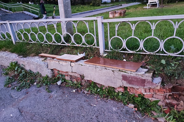 В Екатеринбурге пенсионеры смастерили остановку своими руками