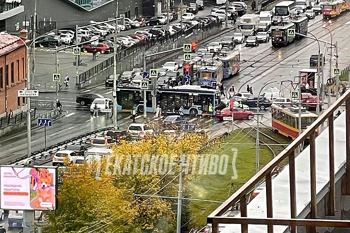 В центре Екатеринбурга столкнулись трамвай, троллейбус и две машины