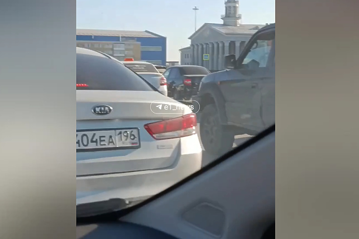 В аэропорту Кольцово из-за сбоя в терминалах скопилась гигантская пробка