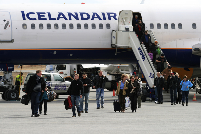 Молния проделала дыру в летевшем из Исландии в США Boeing