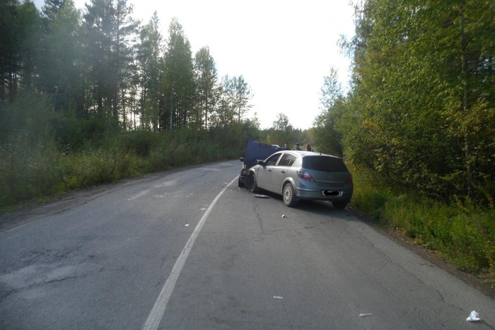 Такси врезалось в иномарку при обгоне в городе Серове