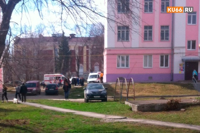 С крыши дома на 12-летнего мальчика упал лист железа в Каменске-Уральском