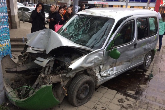 В Екатеринбурге на Радищева произошло ДТП, превратившее «Пежо» в груду металла