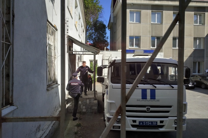 В Екатеринбурге грузовик сломал въезд в отделение полиции (ФОТО)