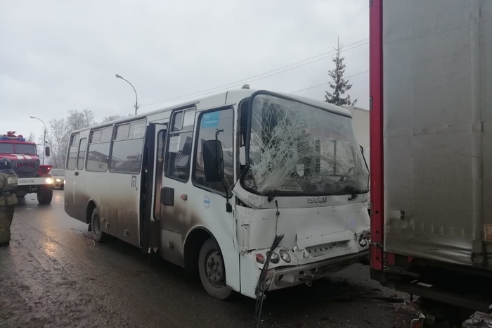 В Белоярском пассажирский автобус столкнулся с грузовиком
