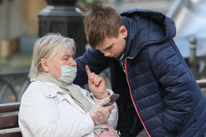 Главный инфекционист России назвал «неэффективным» и «избыточным» ношение перчаток