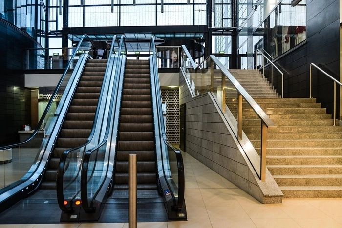 Креков ответил на вопрос о ТРЦ, в которых подростки собираются вместо школ