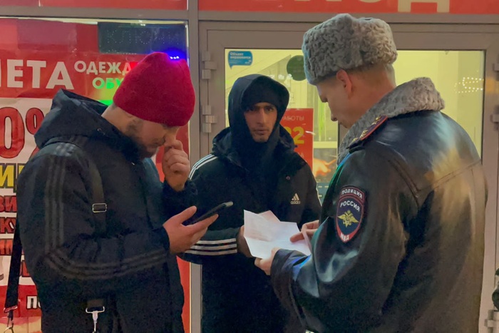 Екатеринбургские полицейские начали массовые проверки смартфонов у школьников