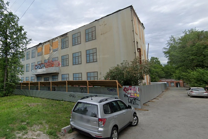 Застройщик выкупил заброшенное здание в центре Екатеринбург