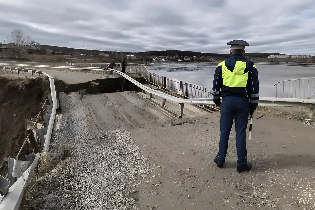 Еще на двух участках дорог в Свердловской области закрыли движение из-за затопления и разрушения мостов