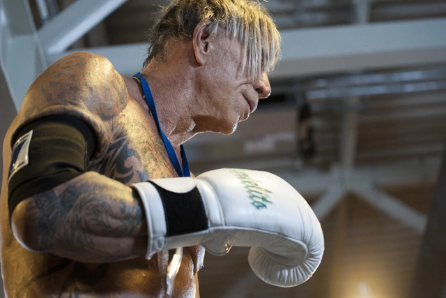 Микки Рурк нокаутировал соперника во втором раунде