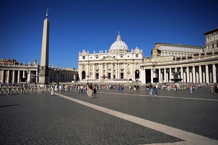 Ватикан отказал транссексуалам в праве быть крестными родителями