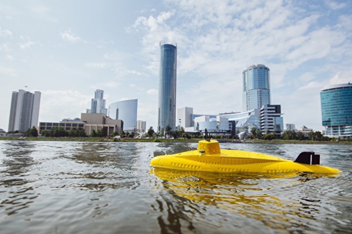 В центре Екатеринбурга всплыла желтая подводная лодка