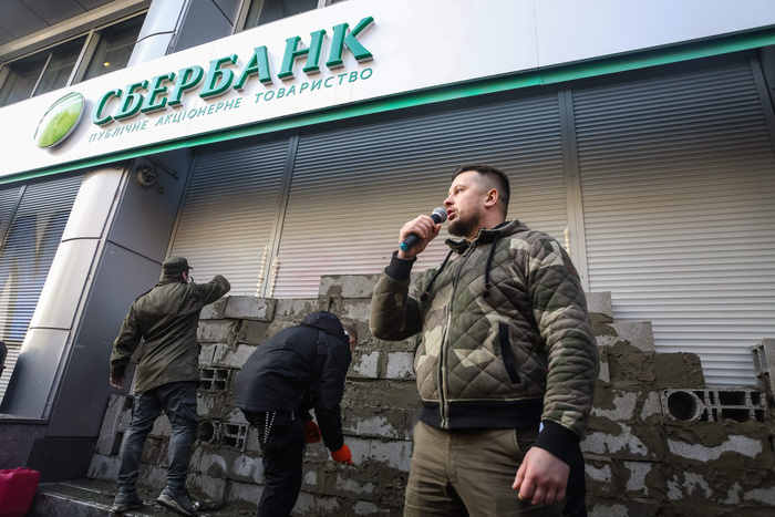 Стоять, пока не закроют: в Киеве не пускают на работу сотрудников Сбербанка